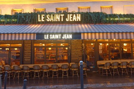 Cafe Le Saint Jean at rainy morning . It is a traditional French cafe in the Montmartre district, Paris, France.のeditorial素材