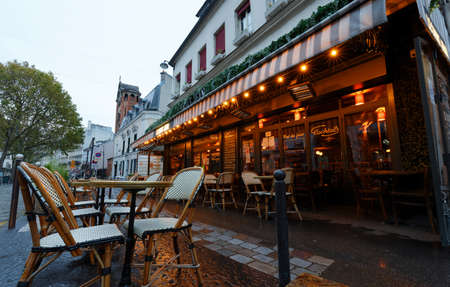 The Cafe Saint Jean at rainy morning . It is a traditional French cafe in the Montmartre district, Paris, France.のeditorial素材