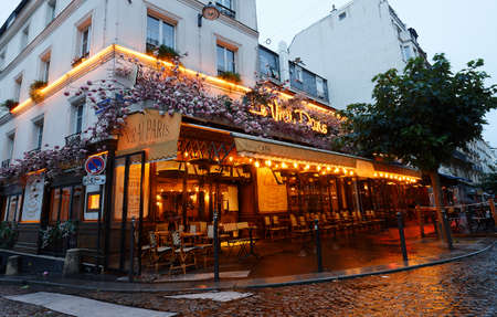 The famous Cafe Le Vrai Paris . It is located in the Montmartre, Paris, France.のeditorial素材