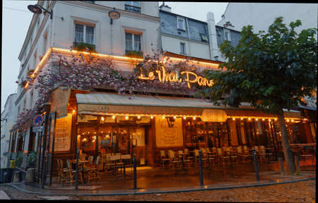 The famous Cafe Le Vrai Paris . It is located in the Montmartre, Paris, France.のeditorial素材