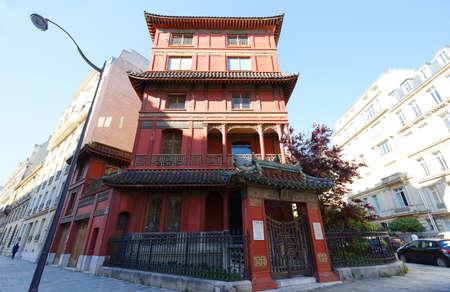 Red Chinese pagoda in Paris in the eight district, France.のeditorial素材