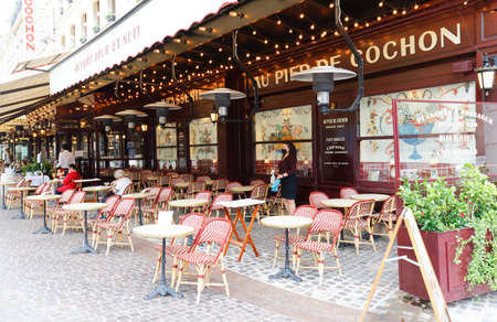 The famous restaurant Au pied du cochon located in Les Halles district of Paris. Its neons lights havent switched off since 1947.のeditorial素材