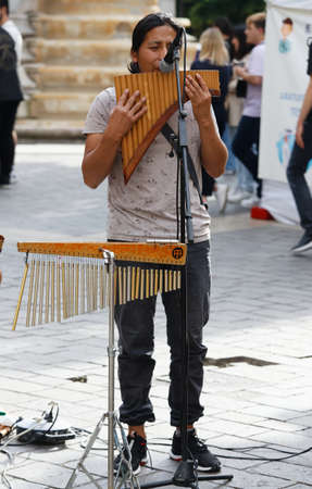 Street musician entertain tourists in Les Halles quarter in Paris.のeditorial素材