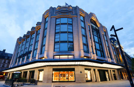 Samaritaine is a large department store in Paris, France, located in the first arrondissement. Nestled between the river Seine and the Rue de Rivoli , it known for its Art Deco and Art Nouveau detailsのeditorial素材