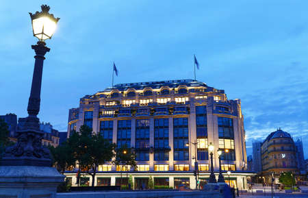 Samaritaine is a large department store in Paris, France, located in the first arrondissement. Nestled between the river Seine and the Rue de Rivoli , it known for its Art Deco and Art Nouveau detailsのeditorial素材