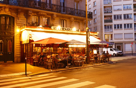 Located close to the Montparnasse Tower, restaurant Au Chien Qui Fume has become since 1930 the appointment inescapable Parisian bistronomie rooted in a unique art deco style.のeditorial素材