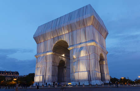 The Triimphal Arch in Paris swathed in silvery blue fabric and red rope as a posthumous project planned by the artist Christo. Paris, France.のeditorial素材