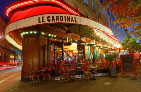 The traditional French brasserie Le Cardinal at night. It is located at boulevard des Italiens in Paris, France.のeditorial素材