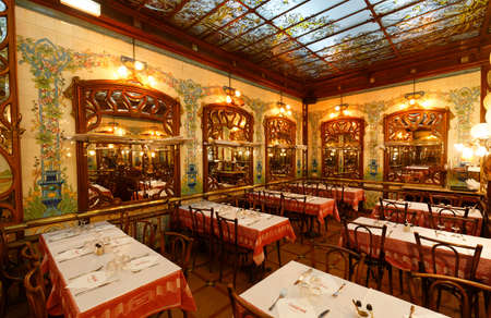 Since its creation in 1896, restaurant Bouillon Chartier has earned itself a reputation as a true culinary institution in Paris . It located in the Montparnasse district in Paris.のeditorial素材