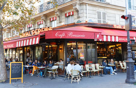 Restaurant Royal Pereire is a traditional Parisian bistro located in the 17th district of Paris , France.のeditorial素材