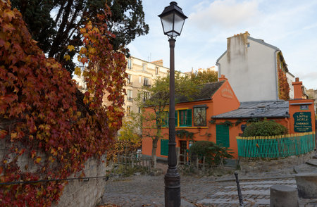 The artistic Montmartre cabaret Au Lapin agile became a favorite spot for struggling artists and writers including Picasso, Modigliani, Apollinaire, and Utrillo.のeditorial素材
