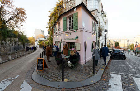 Historical bistro on Montmartre - La Maison Rose - Pink House. Maurice Utrillo painted it around 1912, in Paris, France .のeditorial素材