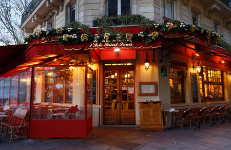 The famous brasserie de l Ile Saint Louis decorated for Christmas located near Notre Dame cathedral in Paris, France.のeditorial素材