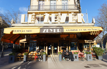 Founded in 1913, Zeyer is a traditional French restaurant located in Alesia neighbourhood of 14th district of Paris.のeditorial素材