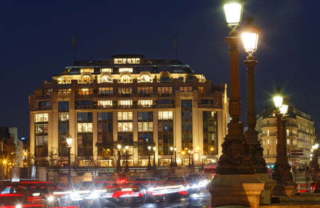Samaritaine is a large department store in Paris, France, located in the first arrondissement. Nestled between the river Seine and the Rue de Rivoli , it known for its Art Deco and Art Nouveau detailsのeditorial素材