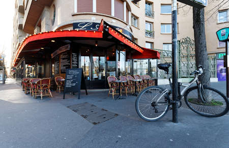 The traditional French restaurant Apollinaire located near Mirabeau bridge , in the 15th district of Paris.のeditorial素材