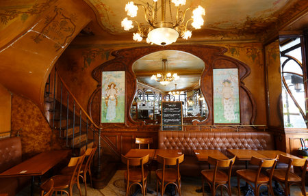 Created in 1902 in the heart of the historic district of La Bastille, the Bistrot du Peintre displays all the charm of typical Parisian bistros in an Art Nouveau style.のeditorial素材