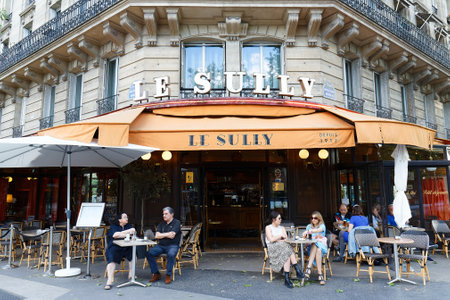 The traditional French cafe Le Sully is a familial brasserie since 1917 located at boulevard Henri IV in 4th arrondissement of Paris.のeditorial素材