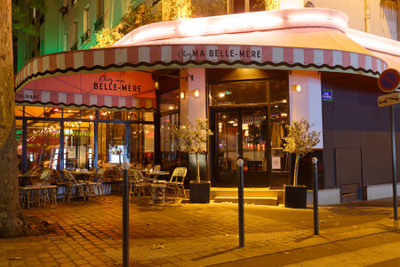 Chez Ma Belle-Mere is a cafe-restaurant combining tradition and modernity located near the Bois de Vincennes in 12th district of Paris.のeditorial素材