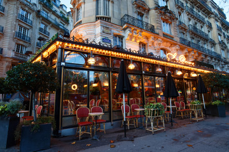 The famous restaurant Le Dome at night. It located on Montparnasse boulevard in Paris.のeditorial素材