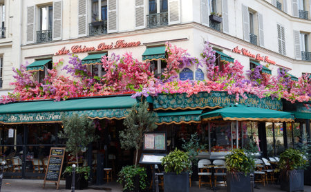 The cafe Au chien qui fume has 275 years of story, it located in Les Halles district of Paris.There are authentic flavors of French culinary tradition and old recipes.のeditorial素材