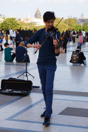 Street violonist on the Trocadero square in Paris, Franceのeditorial素材