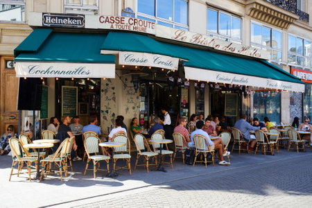 Le bistro des Halles , traditional French cafe located in Les Halles district in Paris .のeditorial素材