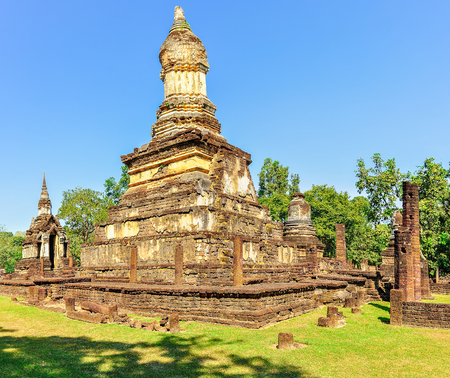 Wat Chedi Chet Thaeo in the Si Satchanalai Historical Park, Thailandの写真素材
