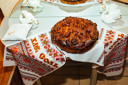 Traditional ukrainian wedding bread on an embroidery towel.の写真素材