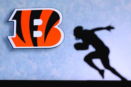Cincinnati Bengals. Silhouette of professional american football player. Logo of NFL club in background, edit space.のeditorial素材