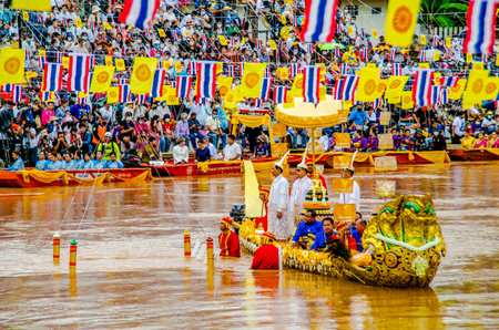Phetchabun, THAILAND-September 25, 2022 :"Um Phra Dam Nam Ceremony" Tradition of Phetchabun.The Phetchabun Governor, representing all people, will carry the Buddha image and dive into the Pasak river.の写真素材