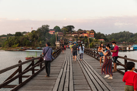 Kanchanaburi,Thailand-DECEMBER 22,2021:Auttamanusorn Wooden Bridge(Mon Bridge)The longest wooden bridge of Thailand-850metres,A place to visit Thai and Mon Village,at Sangkhlaburi District.のeditorial素材
