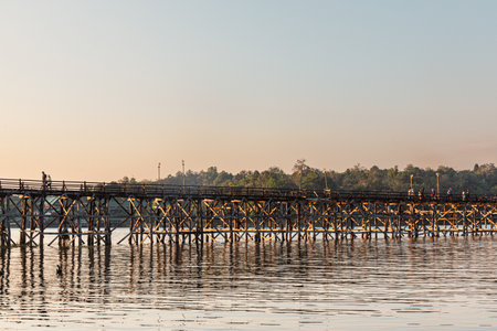 Kanchanaburi,Thailand-DECEMBER 22,2021:Auttamanusorn Wooden Bridge(Mon Bridge)The longest wooden bridge of Thailand-850metres,A place to visit Thai and Mon Village,at Sangkhlaburi District.のeditorial素材