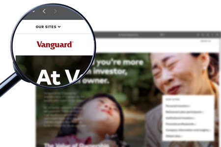 Los Angeles, California, USA - 20 Martha 2023: Illustrative Editorial of VANGUARD website homepage. VANGUARD logo visible on display screenのeditorial素材