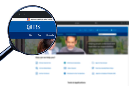 Los Angeles, California, USA - 6 Martha 2023: Illustrative Editorial of Internal Revenue Service website homepage. IRS logo visible on display screenのeditorial素材