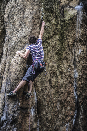 Young male climber leading a route on a rock. Sokoliki, Polandのeditorial素材