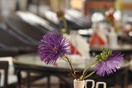 Flowers in vase in restaurant の写真素材
