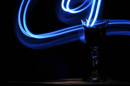 Champagne on New Year's Eve. Fajerwerek flares. New Year's greetings. Happiness and fun.の写真素材