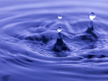 Image of droplets on blue water creating some wavesの写真素材