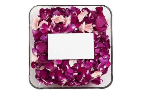 Close-up shot of pink petals with blank card in bowl.の写真素材