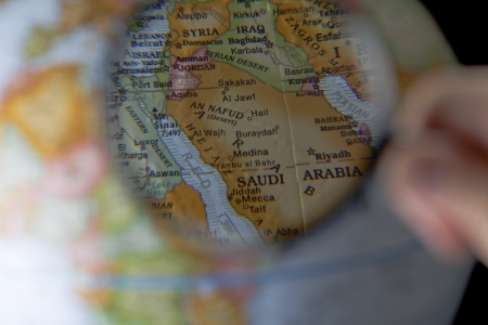 Close up image of magnifying glass focusing the Saudi Arabia mapの写真素材