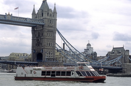 Tour boat passes London Tower on the Thames River, London, England.のeditorial素材