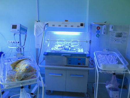 Odessa, Ukraine - October 9, 2014: Obstetrics and Gynecology Hospital. Newborn babies born to mothers who suffered from jaundice. Doctors provide children in the incubators under the blue light UV light to treat children and recover from the disease with のeditorial素材