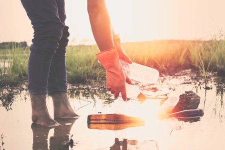 Volunteers collect garbage according to public wells To keep clean