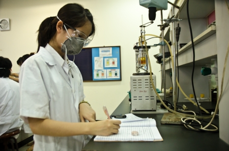 A young researcher using an apparatus in a laboratory.のeditorial素材