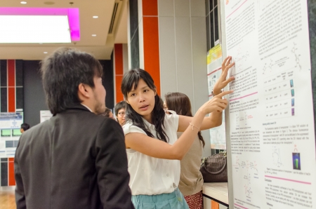 A researcher explain her work to customerのeditorial素材