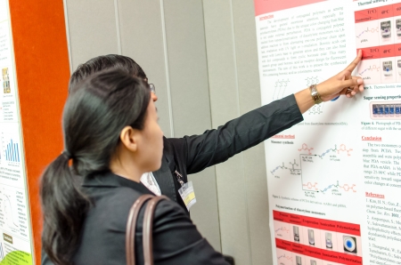 A researcher explain her work to customerのeditorial素材