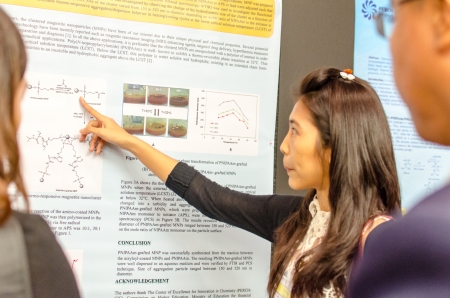 A researcher explain her work to customerのeditorial素材