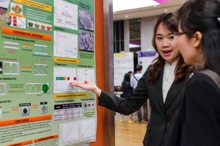 A researcher explain her work to customerのeditorial素材