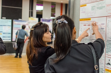 A researcher explain her work to customerのeditorial素材